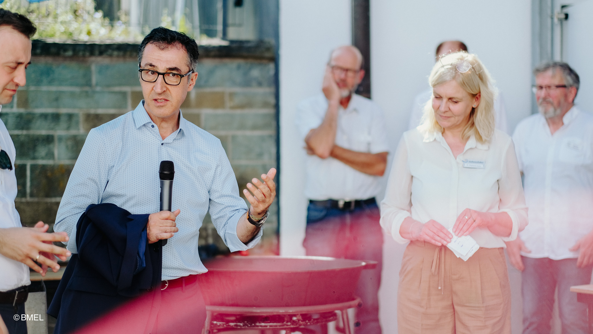 Bundesminister Cem Özdemir spricht zu Anwesenden während seines Besuchs der SoKoLa.de